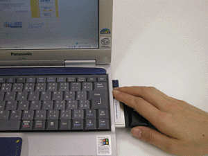 コンピュータのPCカードスロットに